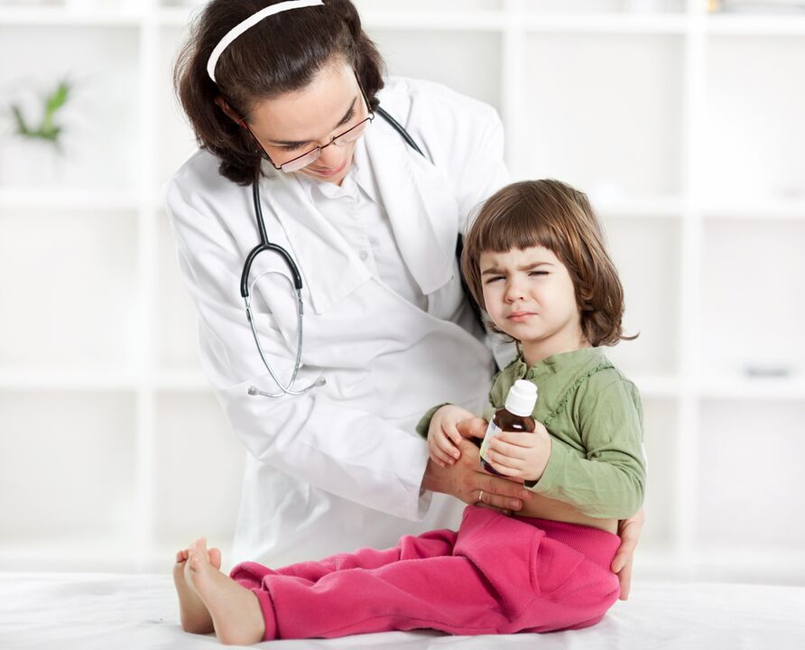 The doctor examines the child for worm symptoms